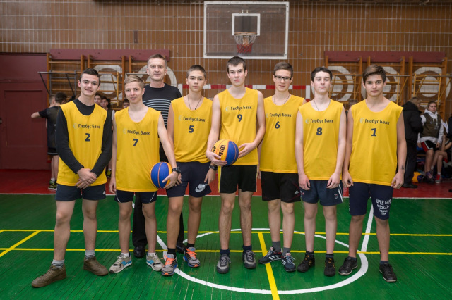 Тренер Костянтин Бондаренко і його баскетбольна команда з учнів школи №286